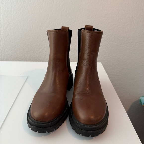 Madewell Brown Leather Chelsea Ankle Boots with Black Elastic - Picture 3 of 9